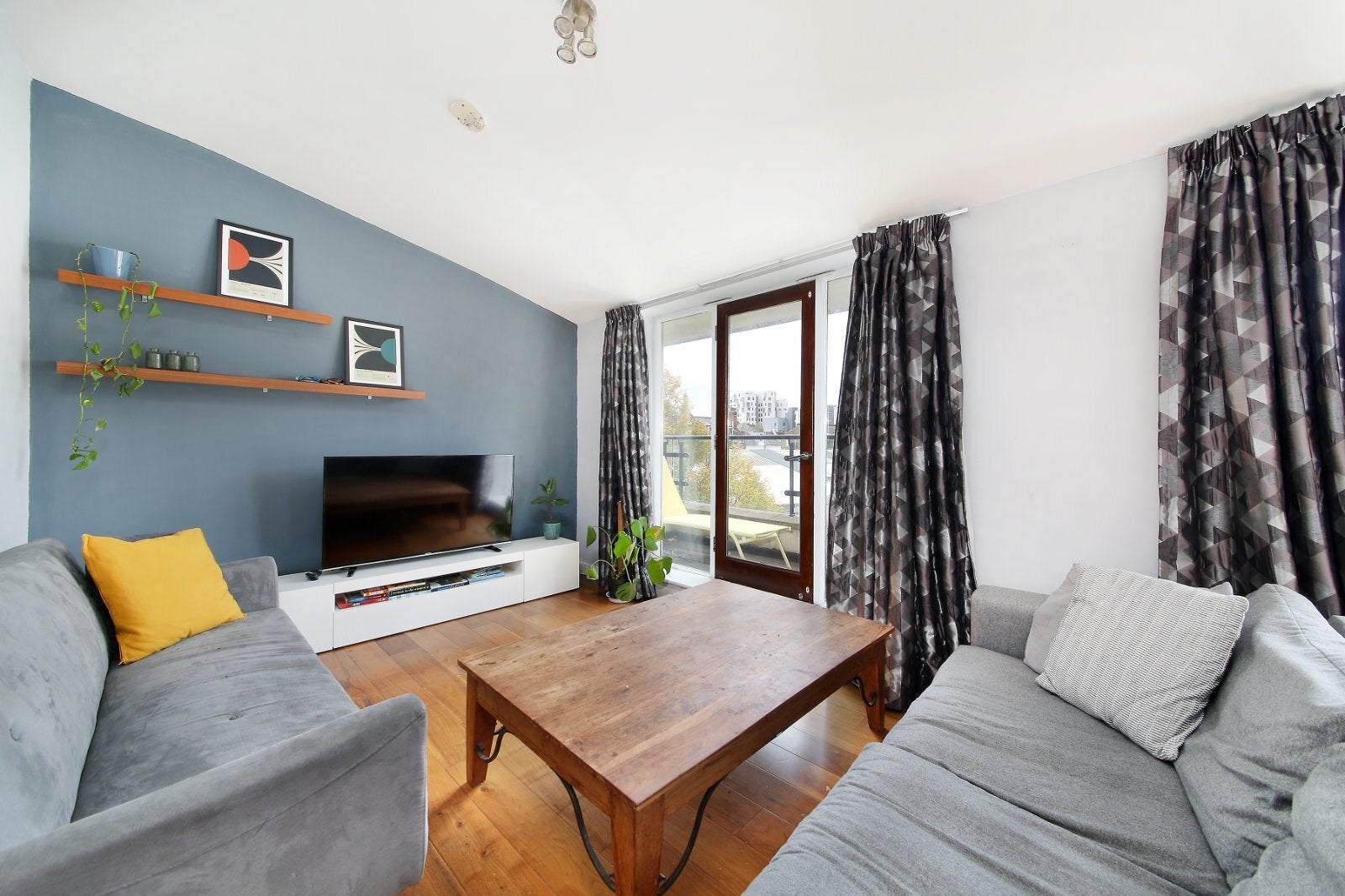 Flat Voltaire Road in Greater London