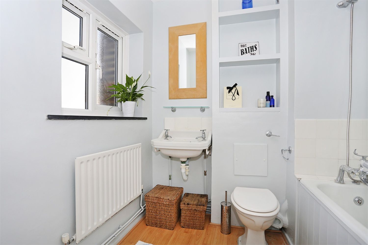 Flat Benbow Road in Greater London
