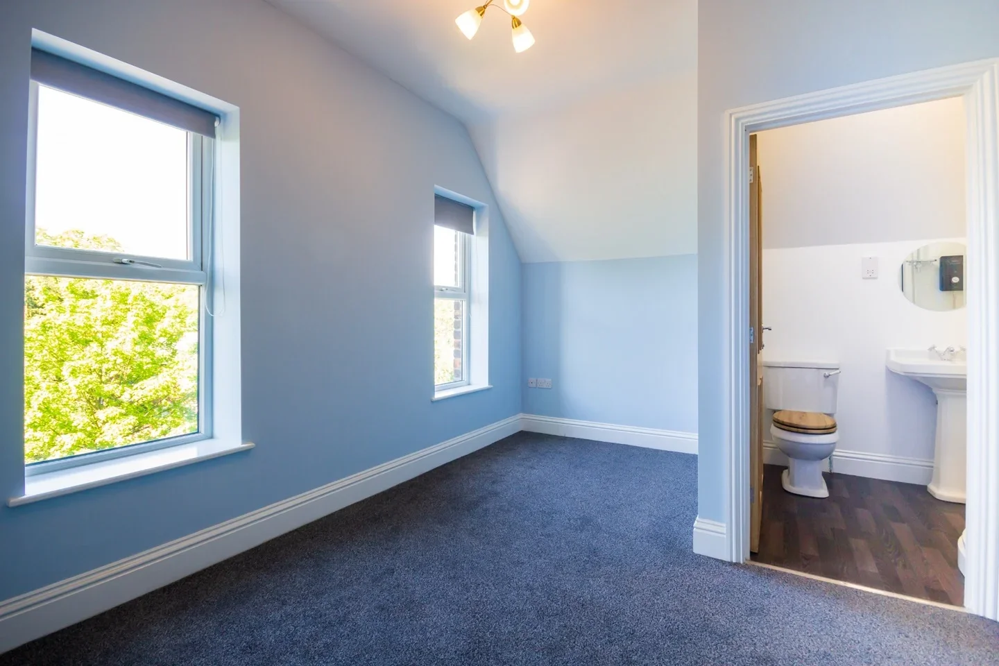 Flat Victoria Crescent in Salford