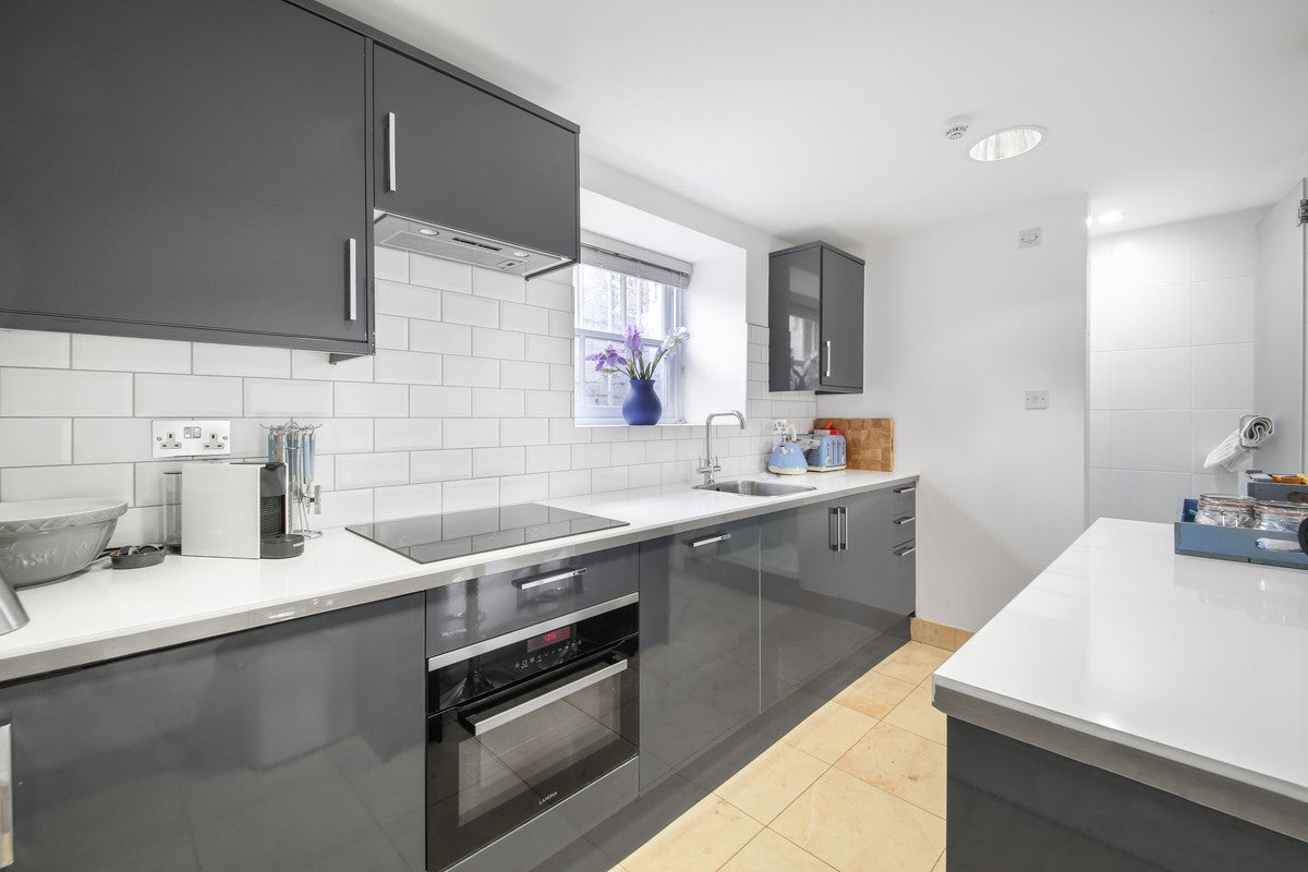 Flat Hampton Court Road in Greater London