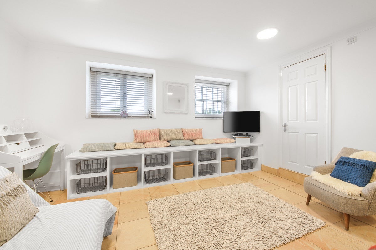 Flat Hampton Court Road in Greater London