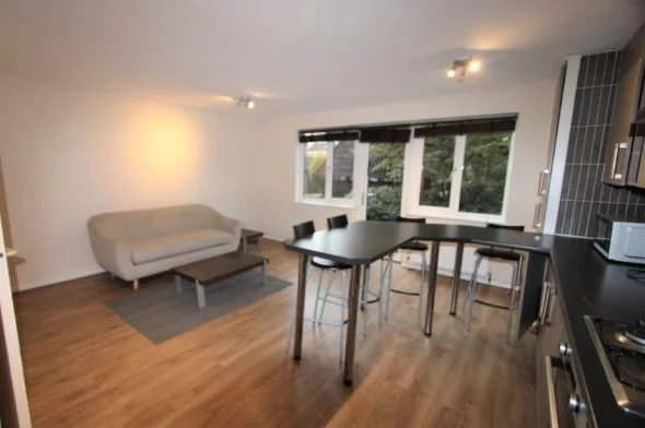 Flat Leerdam Drive in Greater London