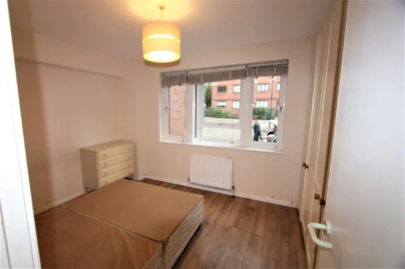 Flat Leerdam Drive in Greater London