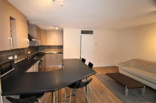 Flat Leerdam Drive in Greater London