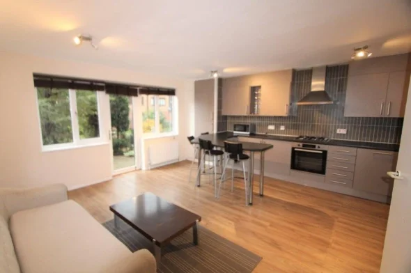 Flat Leerdam Drive in Greater London