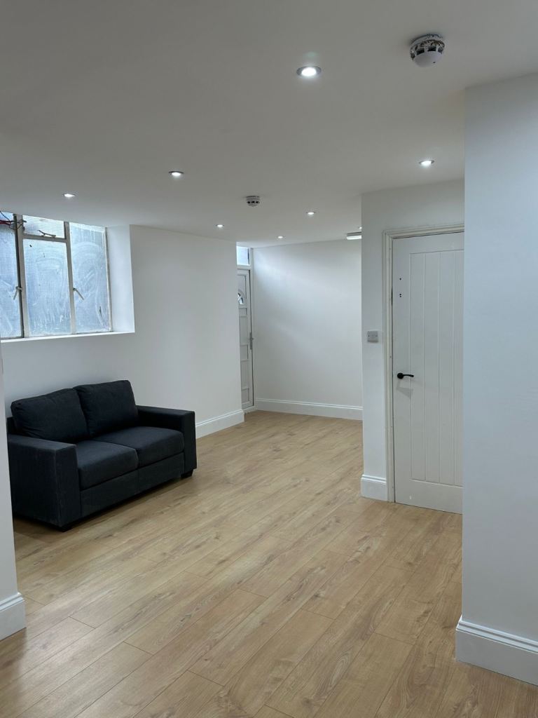 Flat Commercial Road in Greater London