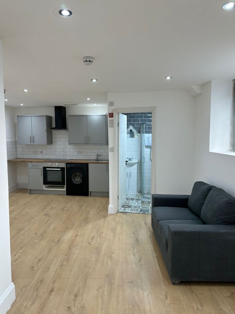 Flat Commercial Road in Greater London