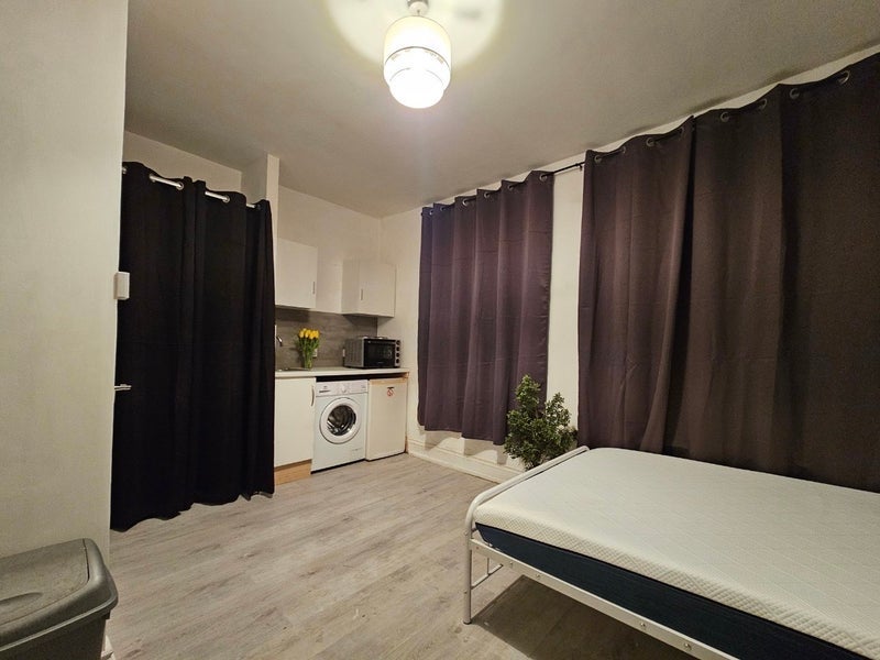 Room High Road Leyton in Greater London