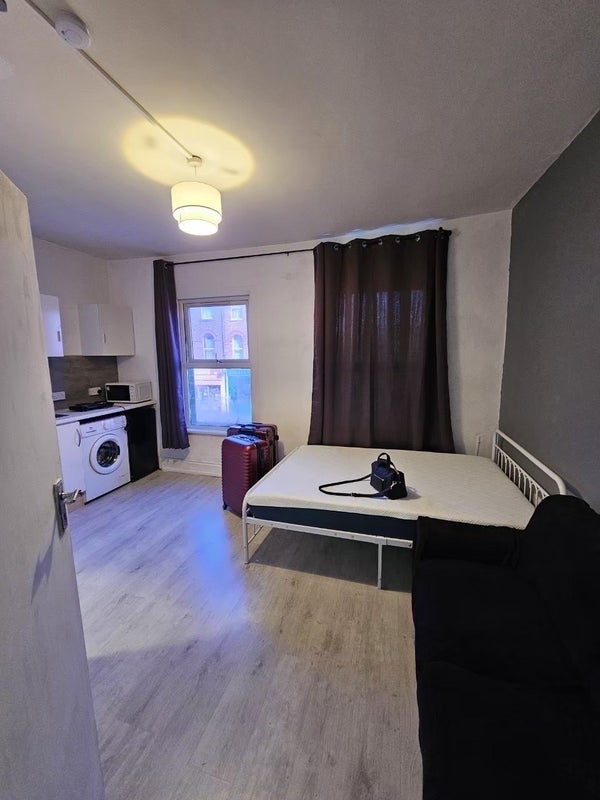 Room High Road Leyton in Greater London