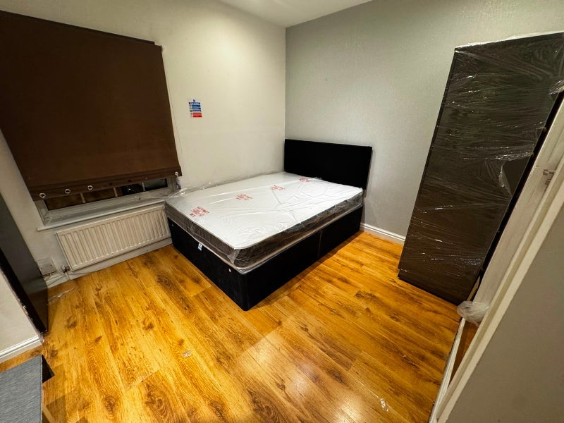 Room Camplin Crescent in Birmingham