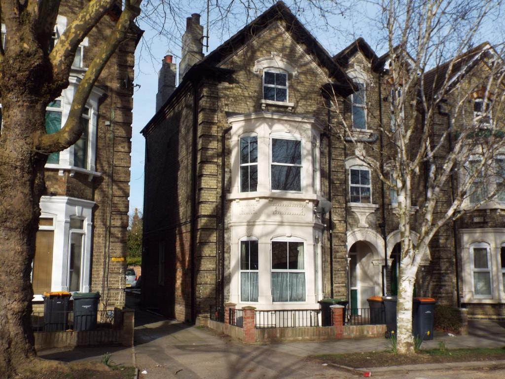 Flat Warwick Avenue in Bedford