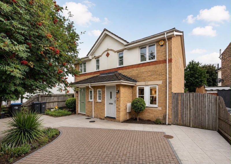 Room Dering Place in Greater London