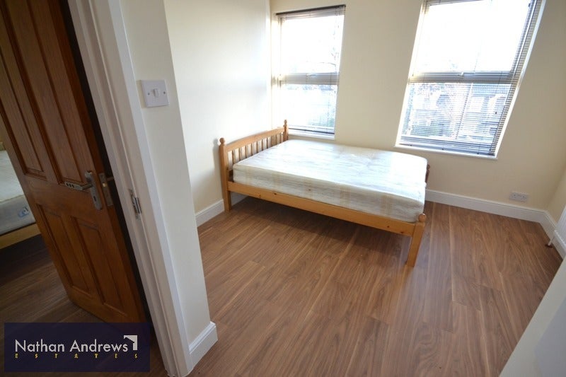 Flat Barlby Road in Greater London