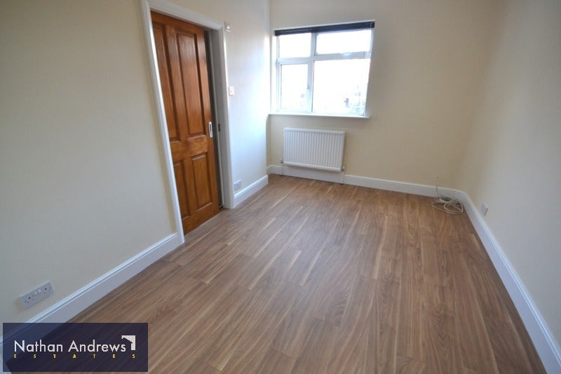 Flat Barlby Road in Greater London