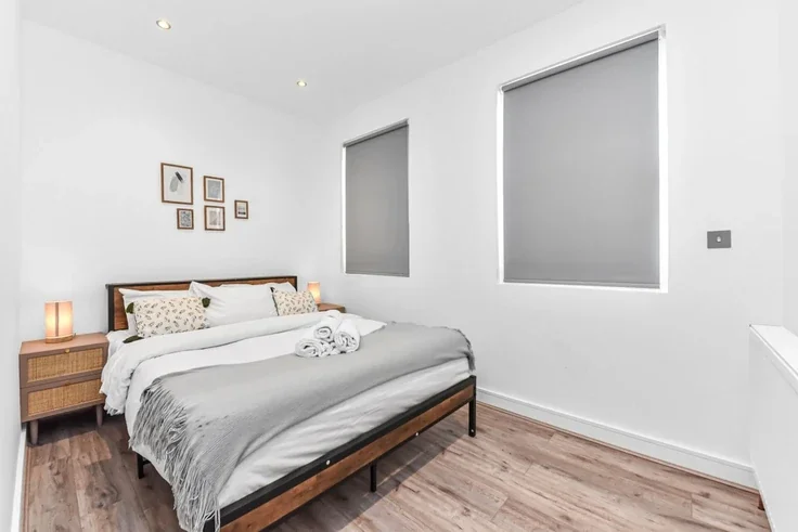 Flat Crescent Road in Greater London