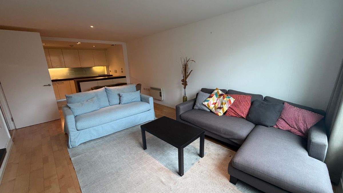 Flat Long Lane in Greater London