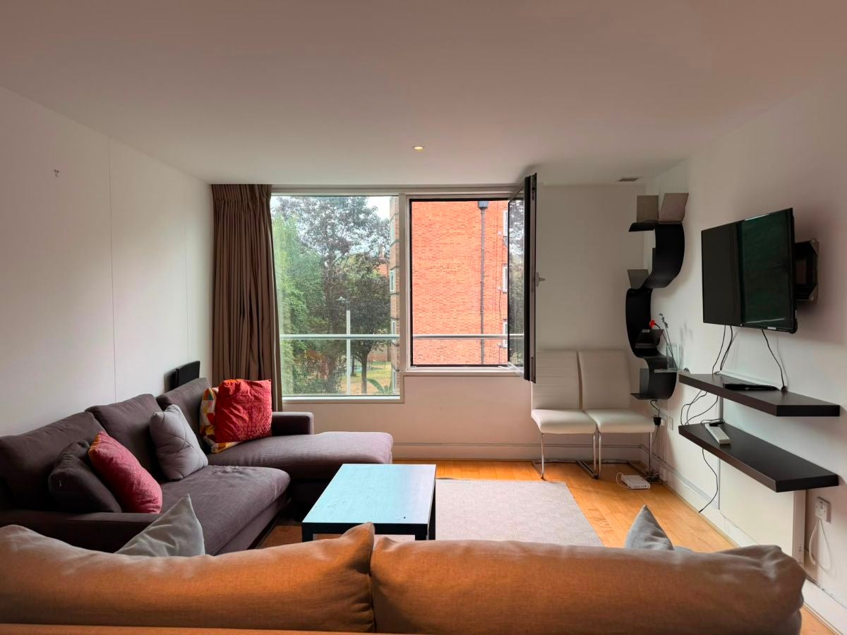 Flat Long Lane in Greater London