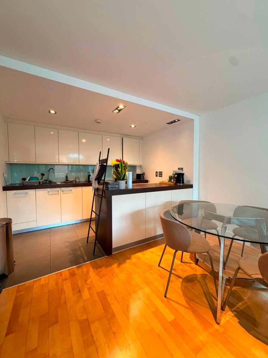 Flat Long Lane in Greater London