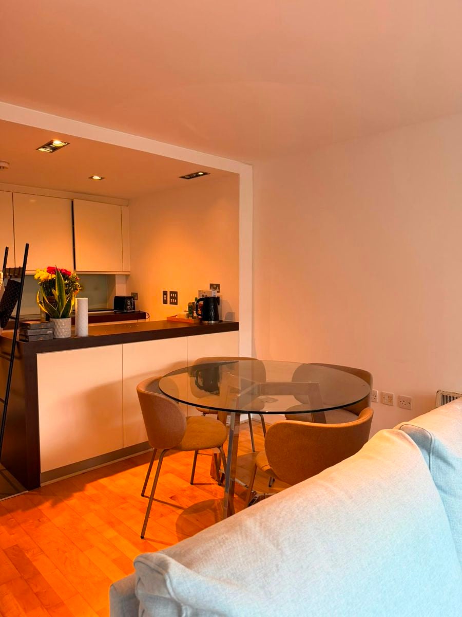 Flat Long Lane in Greater London