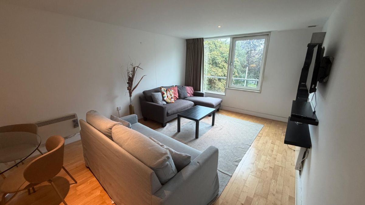Flat Long Lane in Greater London