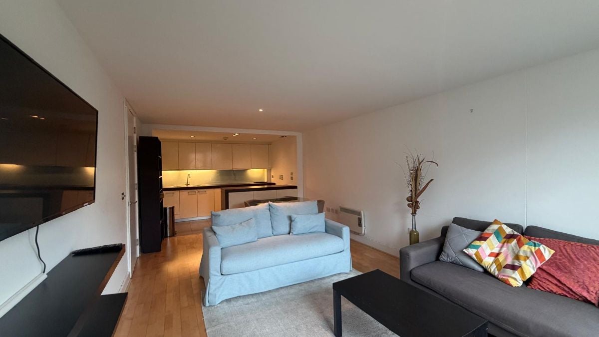 Flat Long Lane in Greater London