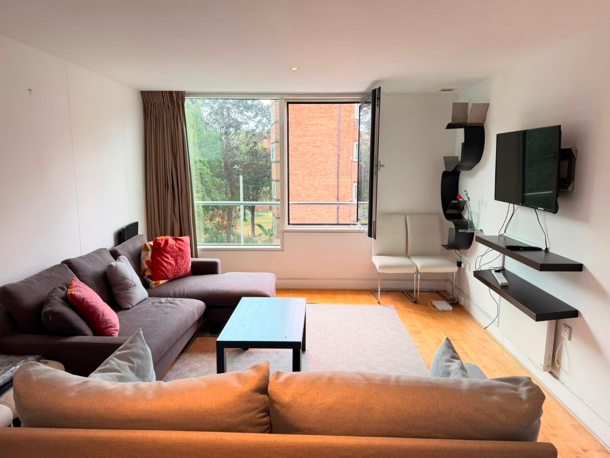 Flat Long Lane in Greater London