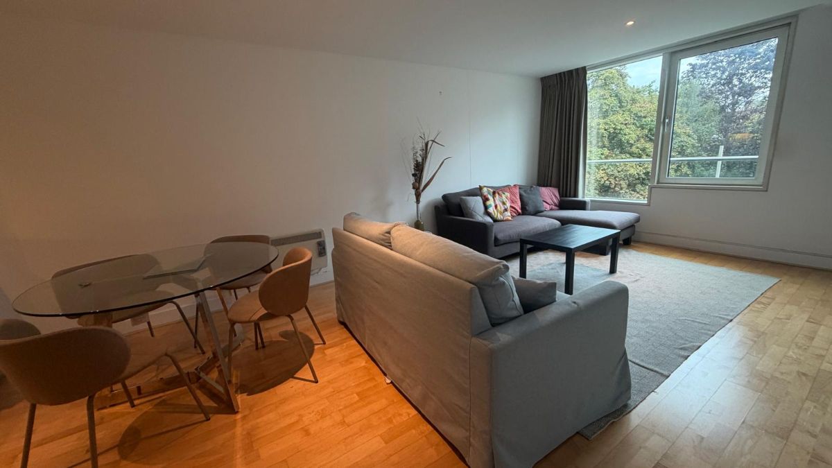 Flat Long Lane in Greater London