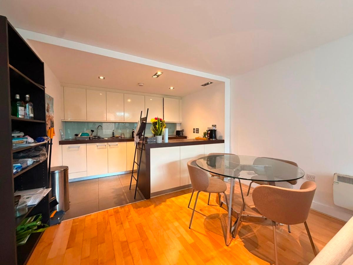 Flat Long Lane in Greater London
