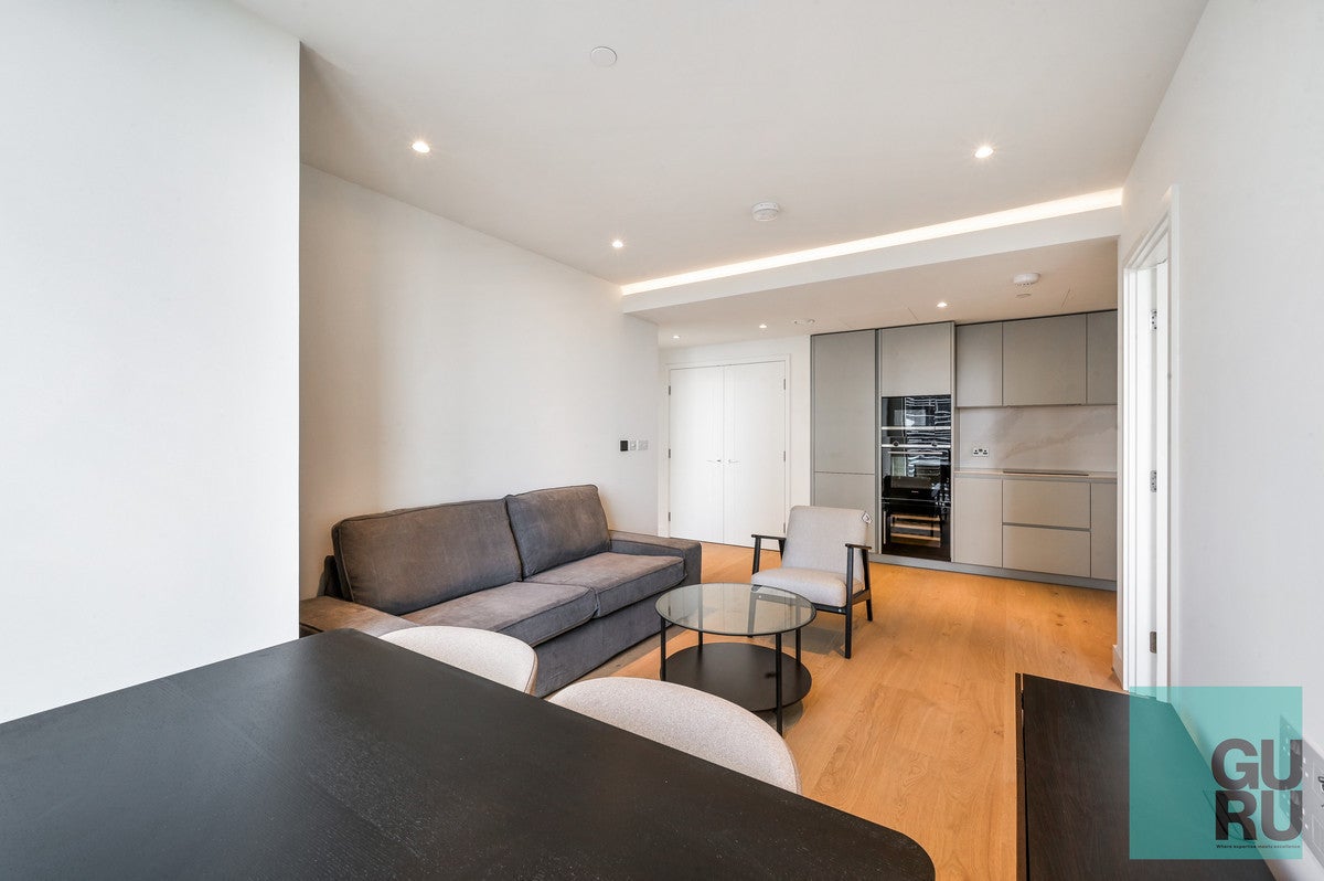 Flat South Quay Plaza in London