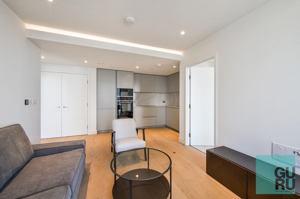 Flat South Quay Plaza in London