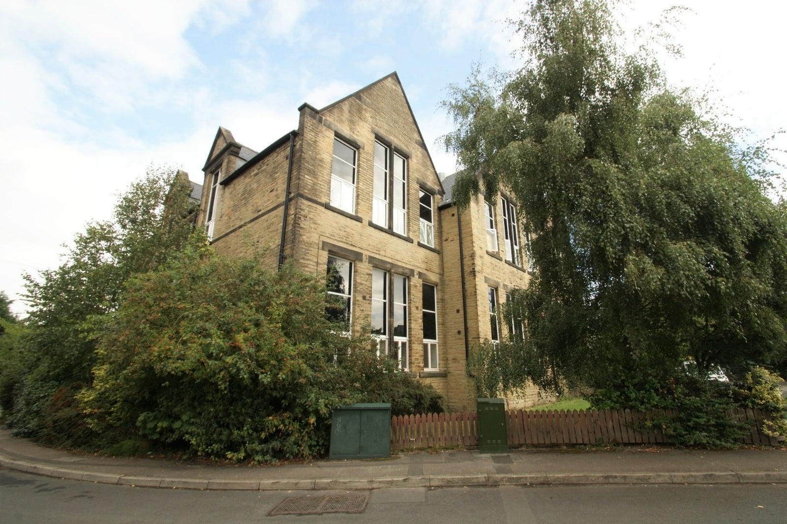 Flat Farrar Court in Leeds