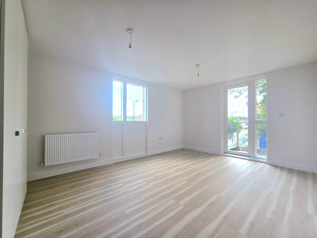 Flat Norbury Avenue in Greater London