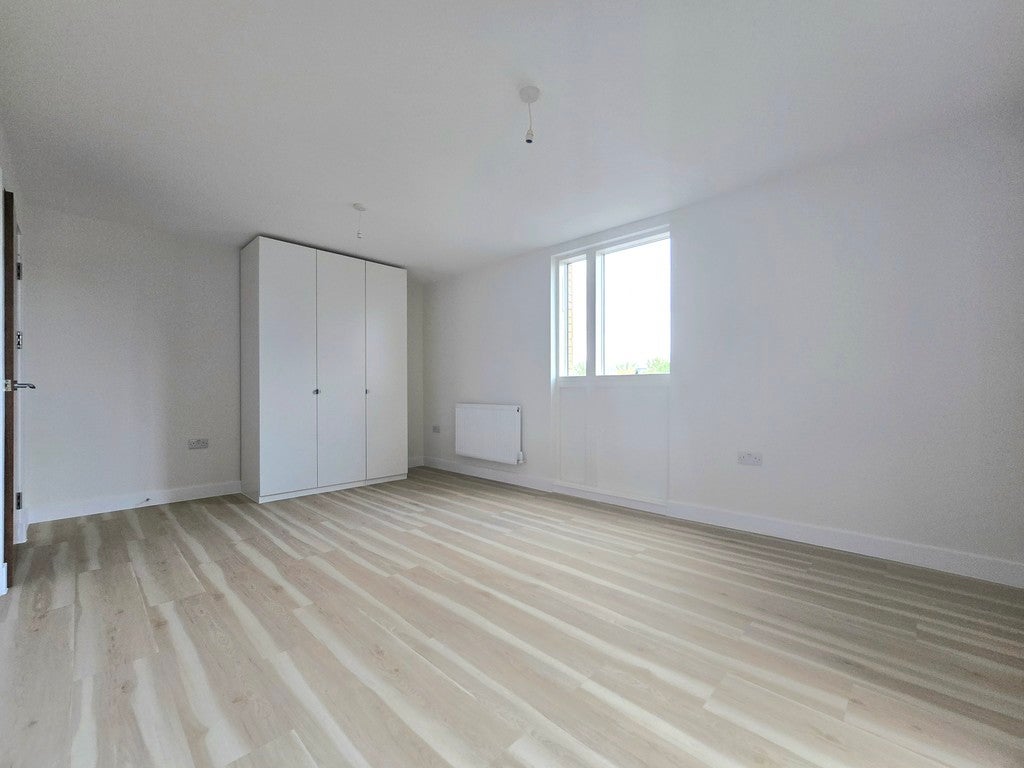 Flat Norbury Avenue in Greater London