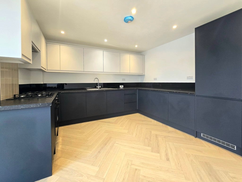 Flat Norbury Avenue in Greater London