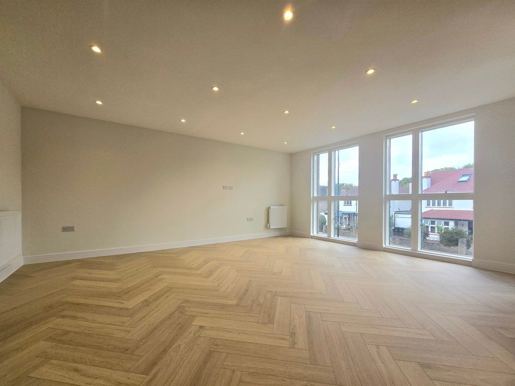 Flat Norbury Avenue in Greater London