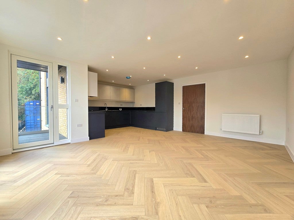 Flat Norbury Avenue in Greater London