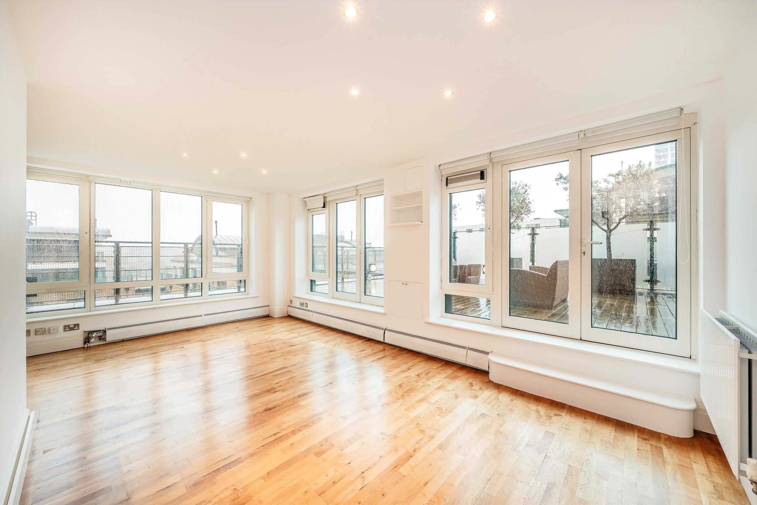 Flat Warwick Road in Greater London