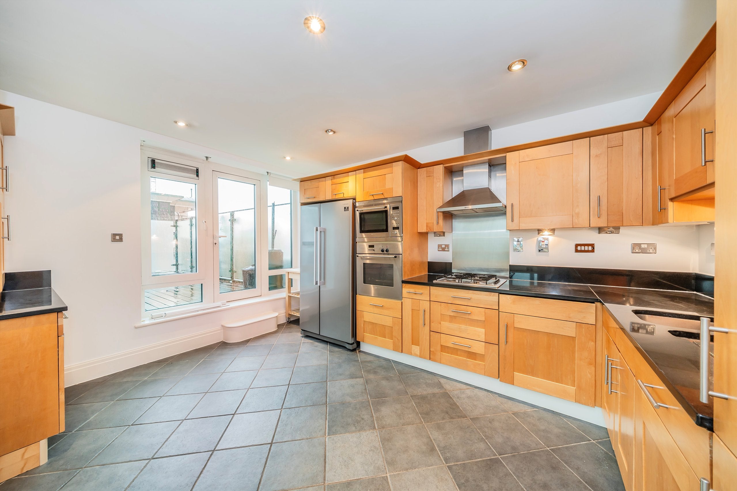 Flat Warwick Road in Greater London