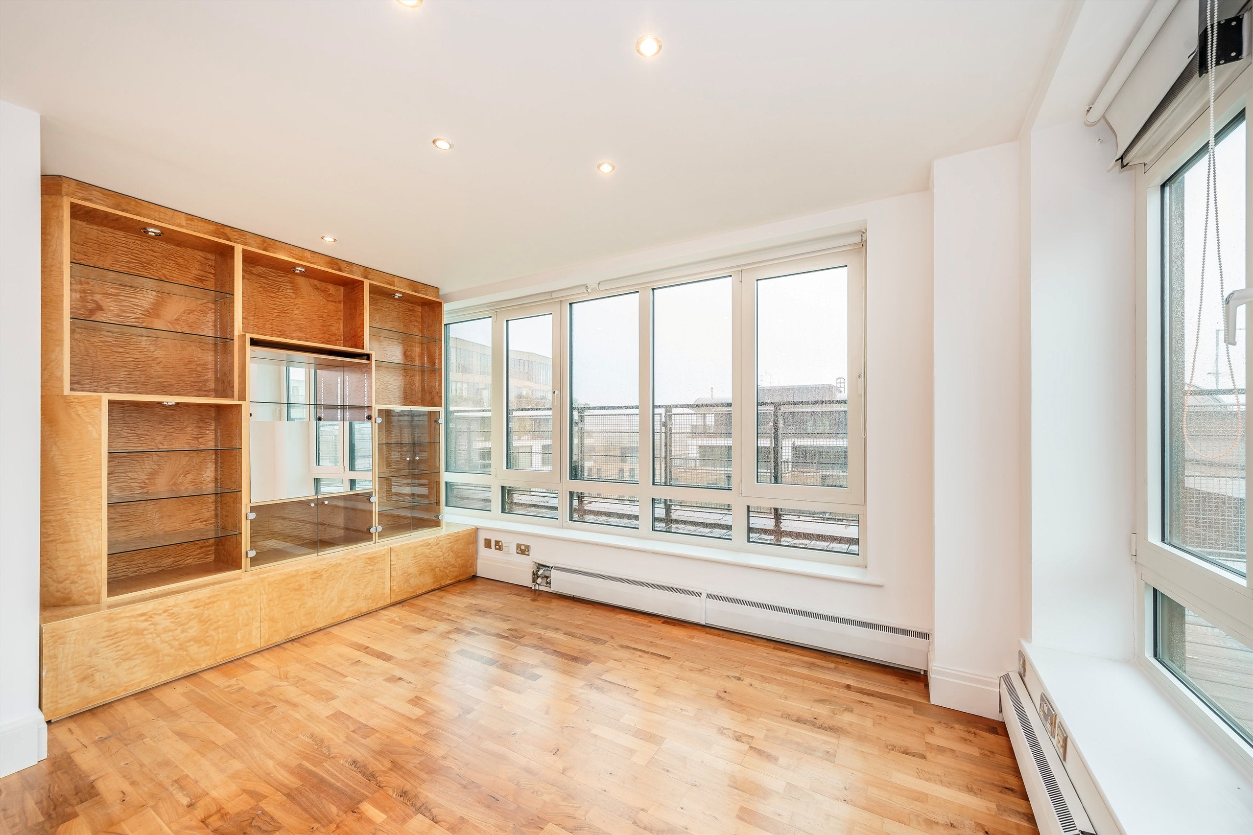 Flat Warwick Road in Greater London