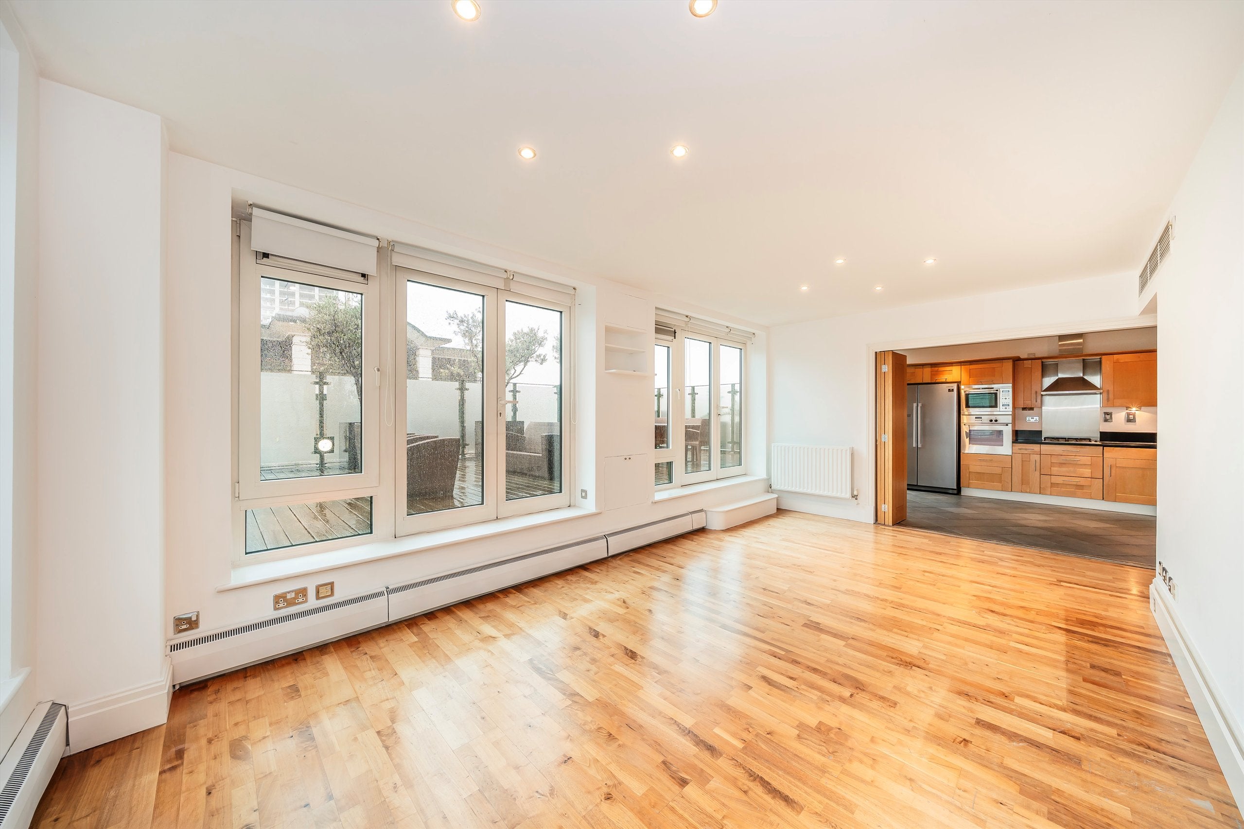 Flat Warwick Road in Greater London