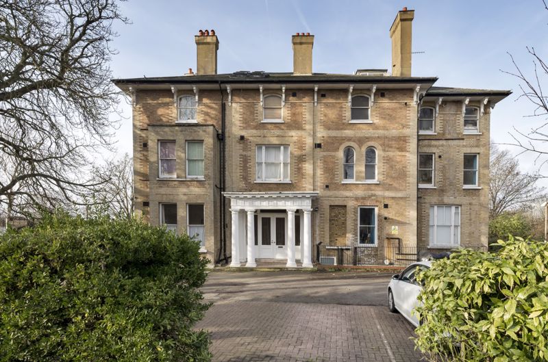 Flat Raglan Court in Greater London
