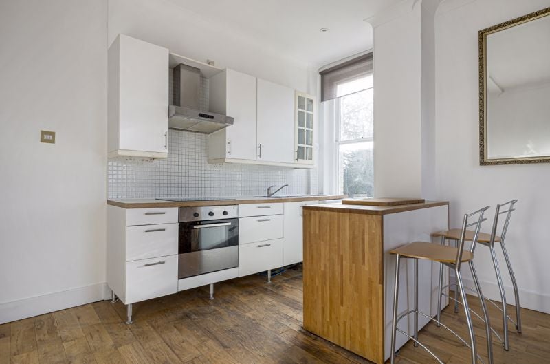 Flat Raglan Court in Greater London