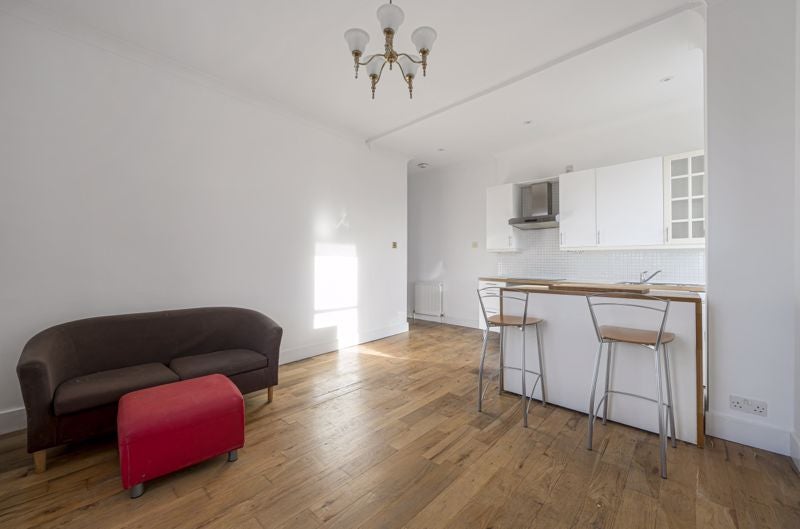 Flat Raglan Court in Greater London