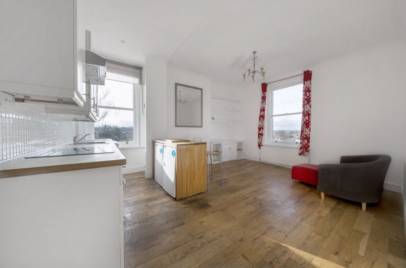 Flat Raglan Court in Greater London