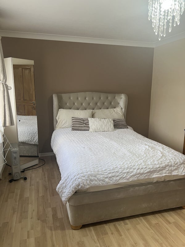 Room Elvis Road in Greater London