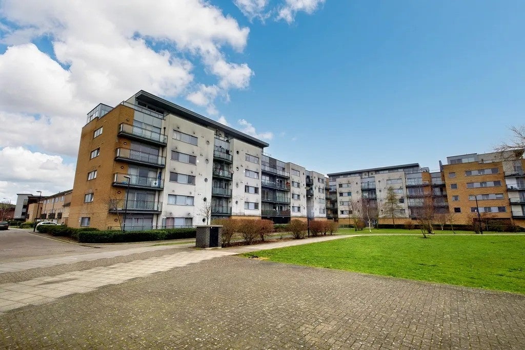 Flat Warrior Close in Greater London