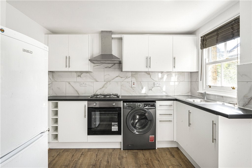 Flat Colvestone Crescent in Greater London