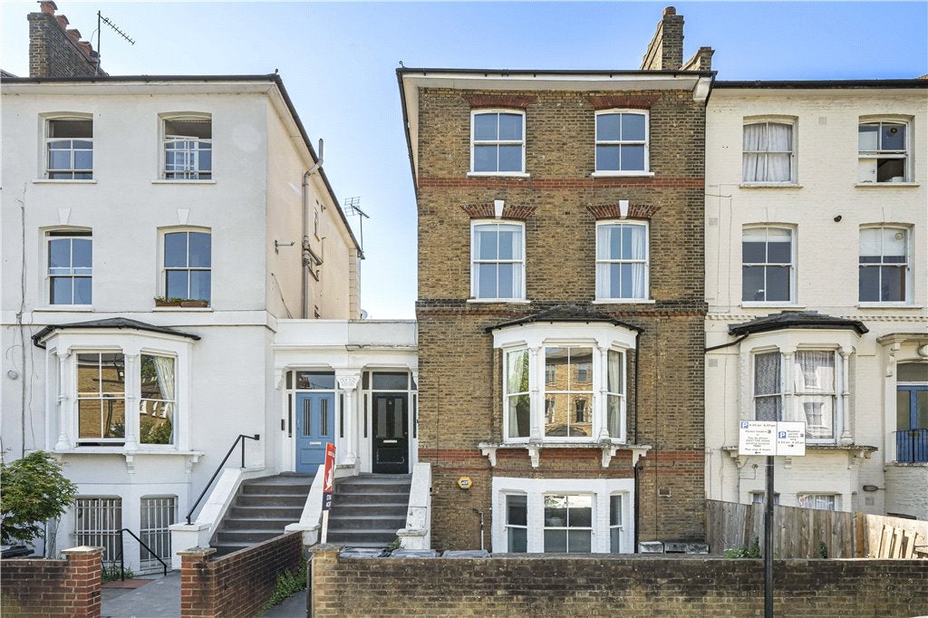 Flat Colvestone Crescent in Greater London