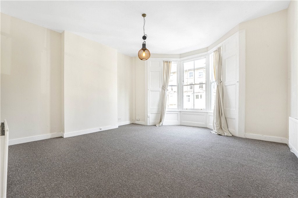 Flat Colvestone Crescent in Greater London