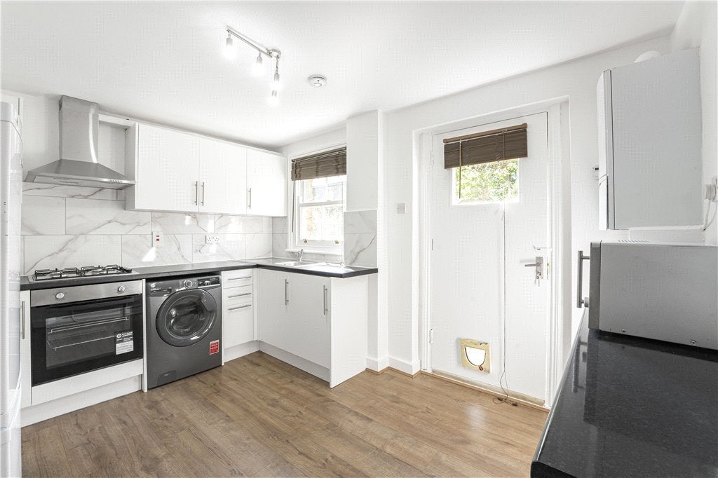 Flat Colvestone Crescent in Greater London